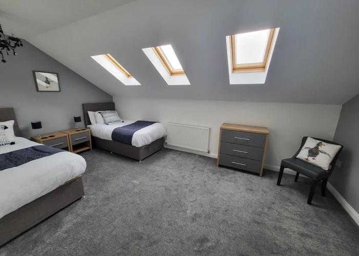 4 Bedroom Home Tameside, Grt Manchester Sleeps 7