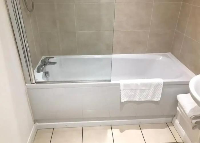 4 Bedroom Home Tameside, Grt Manchester Sleeps 7