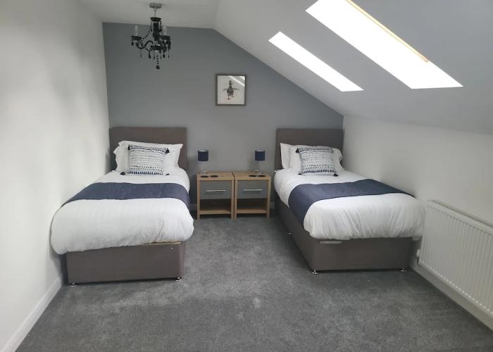 4 Bedroom Home Tameside, Grt Manchester Sleeps 7