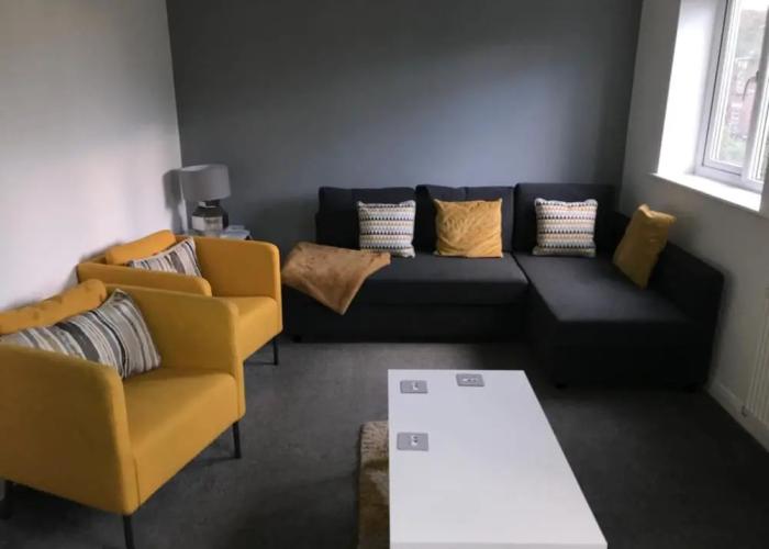 4 Bedroom Home Tameside, Grt Manchester Sleeps 7