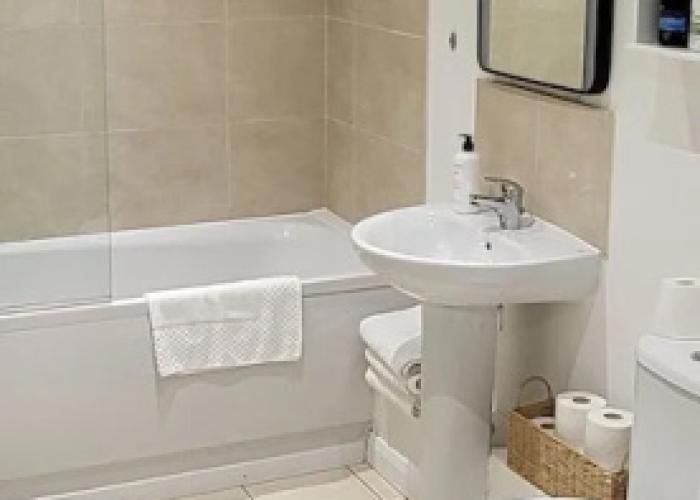 4 Bedroom Home Tameside, Grt Manchester Sleeps 7