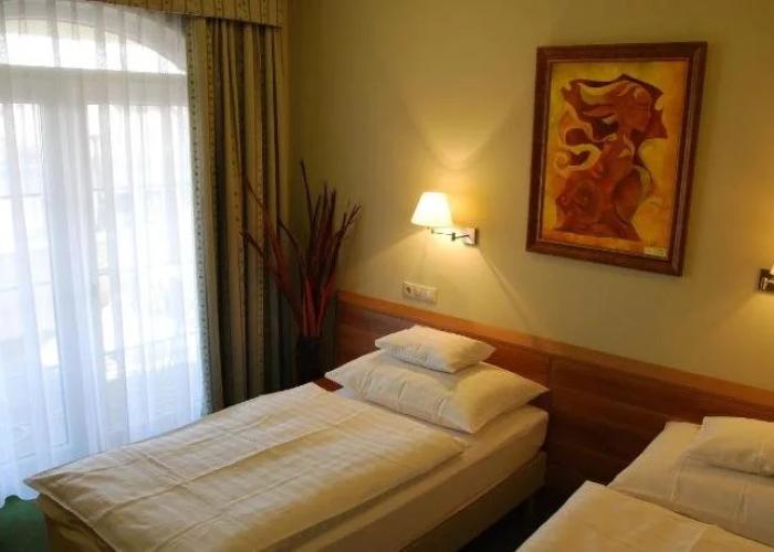 Hotel Kiss