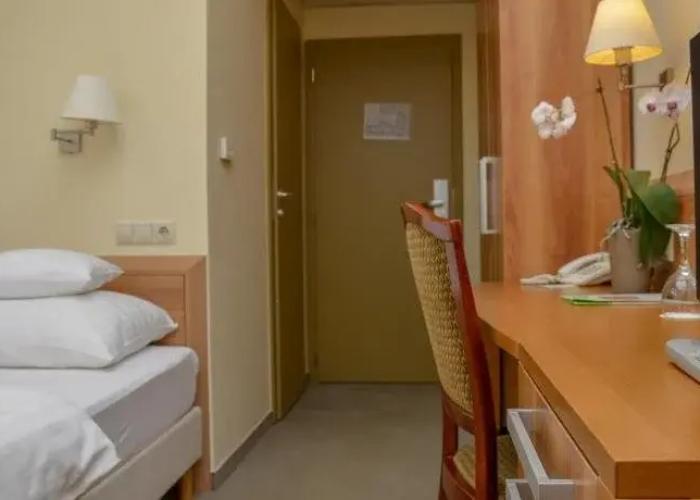Hotel Kiss
