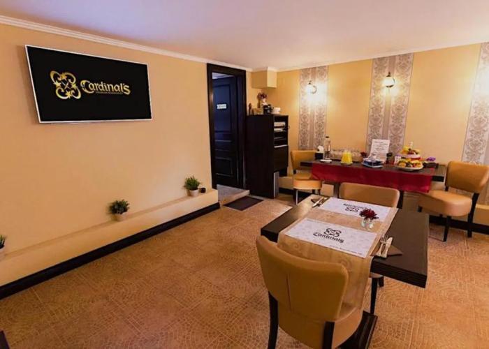 4Cardinal's Boutique
