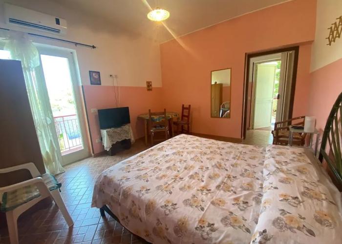Room-michelangelo House, Mono