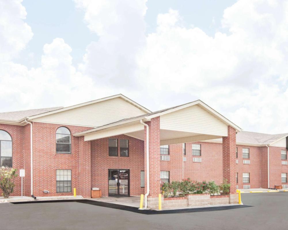 Super 8 by Wyndham White Hall