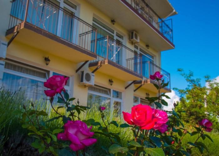Roza Vetrov Guest House