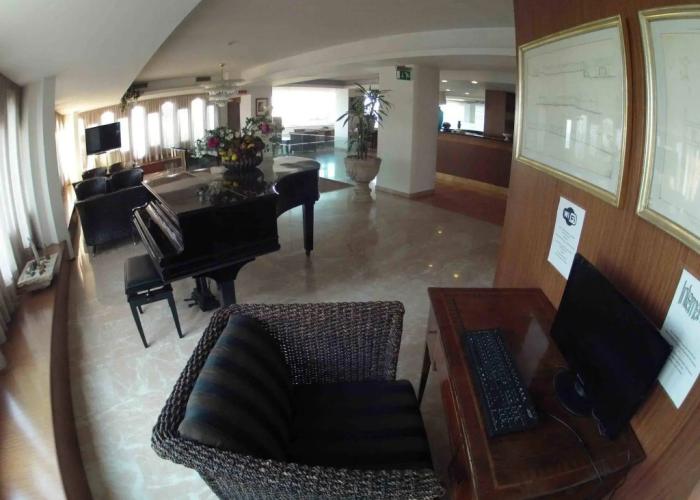 City Hotel