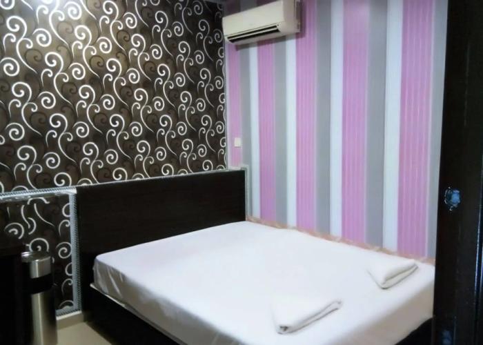 OYO 89407 EZI Hotel