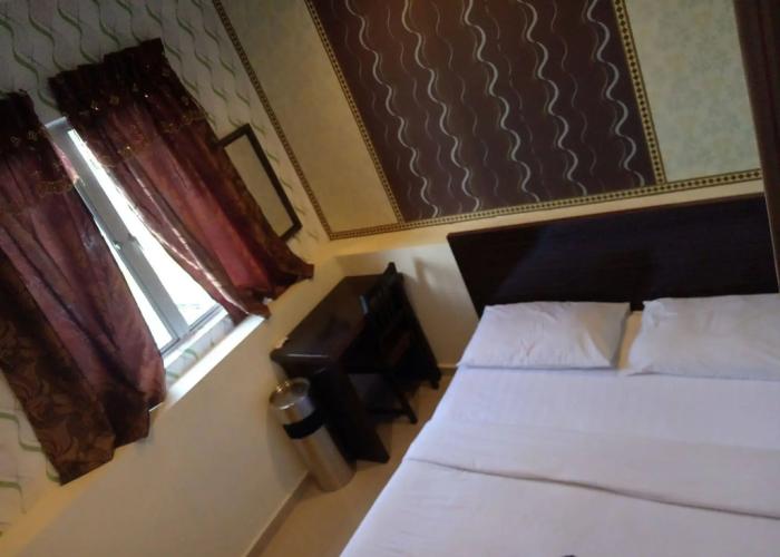 OYO 89407 EZI Hotel