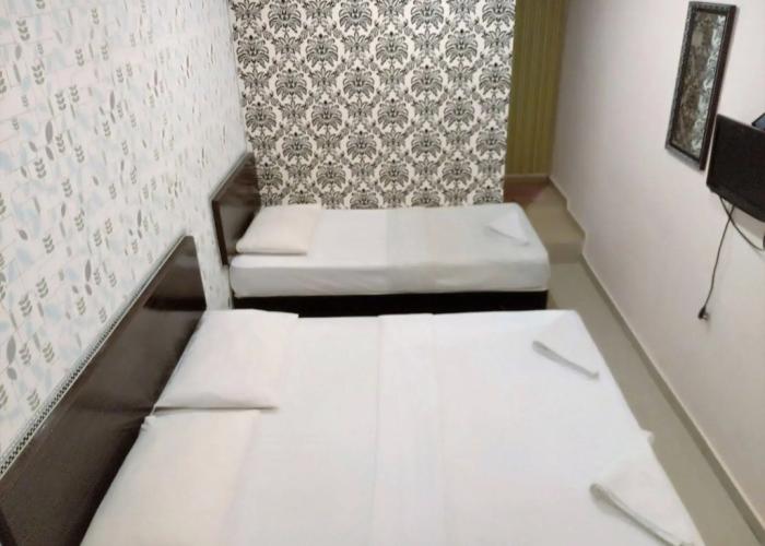OYO 89407 EZI Hotel