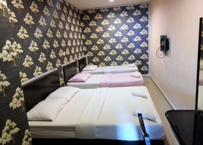 OYO 89407 EZI Hotel