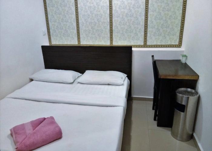 OYO 89407 EZI Hotel