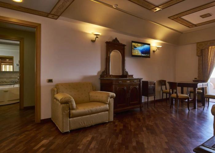 Hotel Tritone