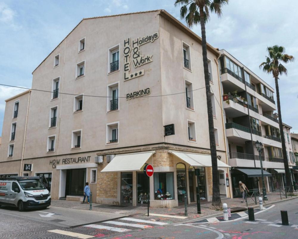 Hôtel Holidays & Work