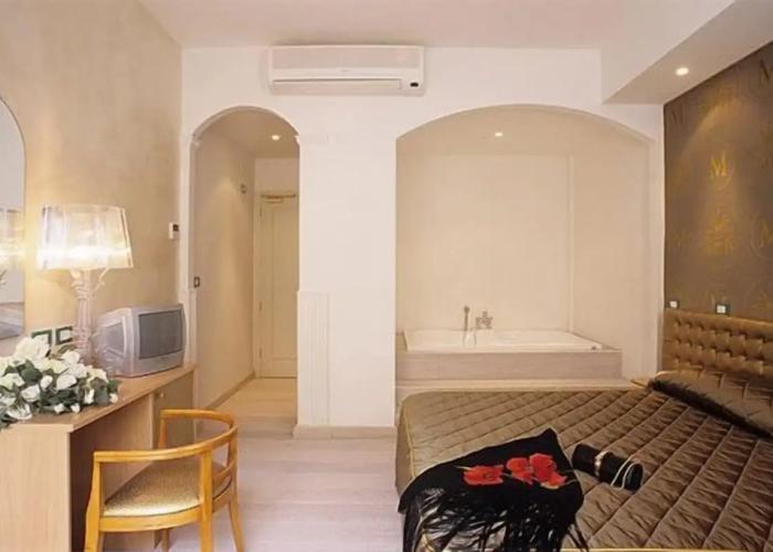 M Glamour Hotel