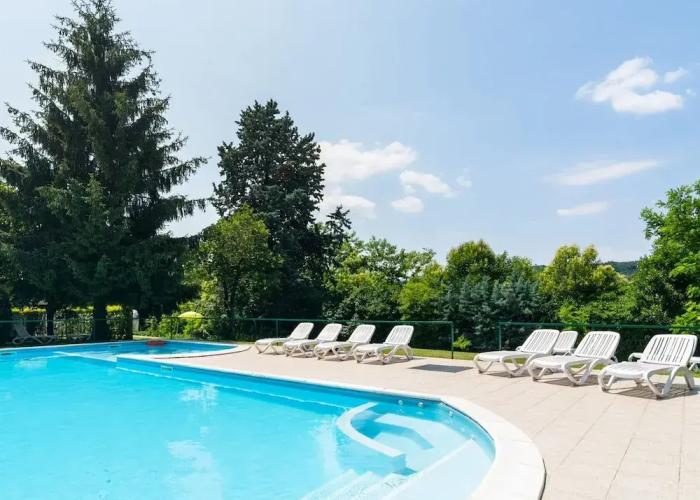 Agriturismo with Pool near Golf Course & Salò