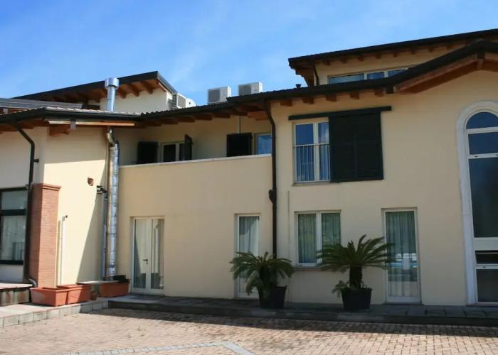 Agriturismo with Pool near Golf Course & Salò