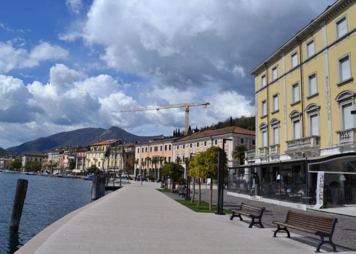 Liano Rosa-view Lake & Parking