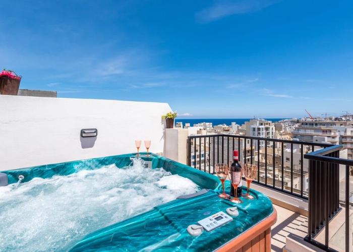Seashells Penthouse Hot Tub Seaview by Getaways Malta