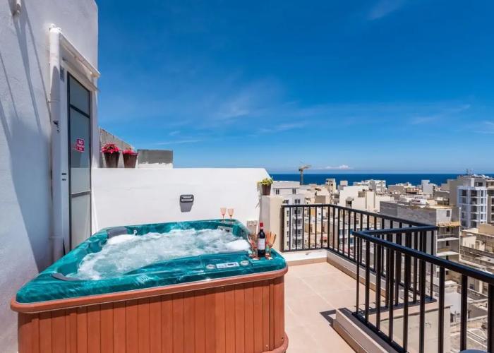 Seashells Penthouse Hot Tub Seaview by Getaways Malta