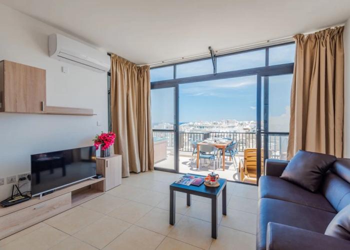 Seashells Penthouse Hot Tub Seaview by Getaways Malta
