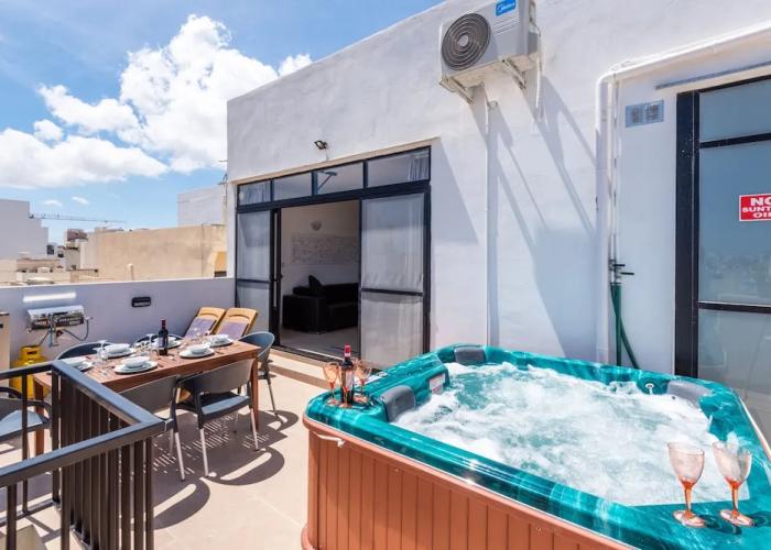 Seashells Penthouse Hot Tub Seaview by Getaways Malta