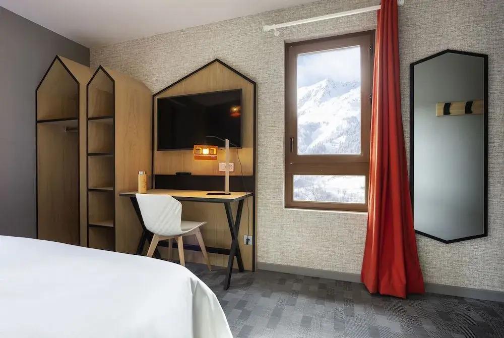 Base Camp Lodge Hotel