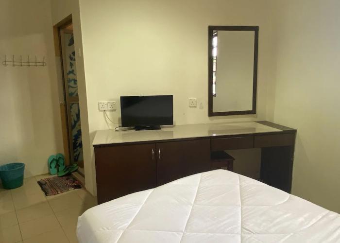 OYO 90896 Gold Hill Hotel