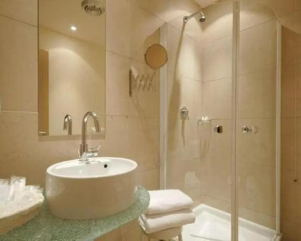 фото B&B HOTEL First