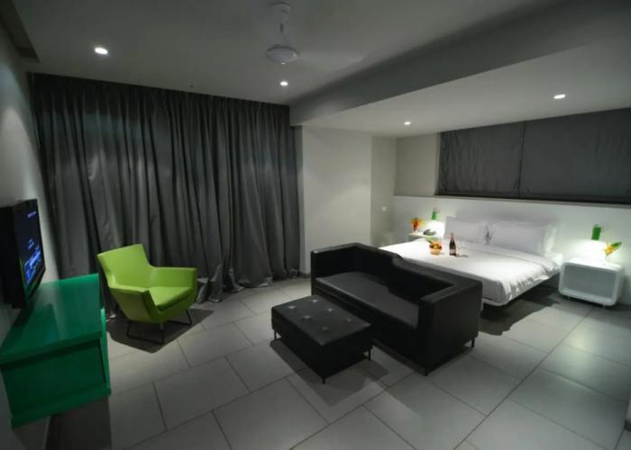 SinQ Party Hotel