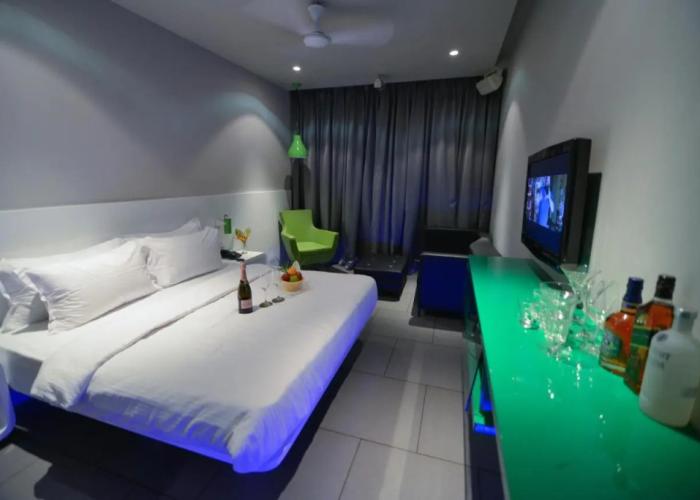 SinQ Party Hotel