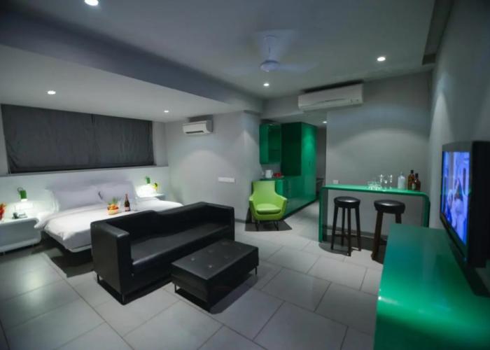 SinQ Party Hotel