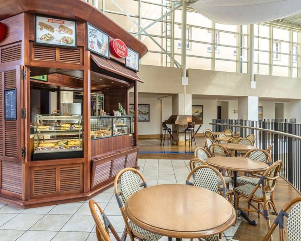 фото Explorers Hotel