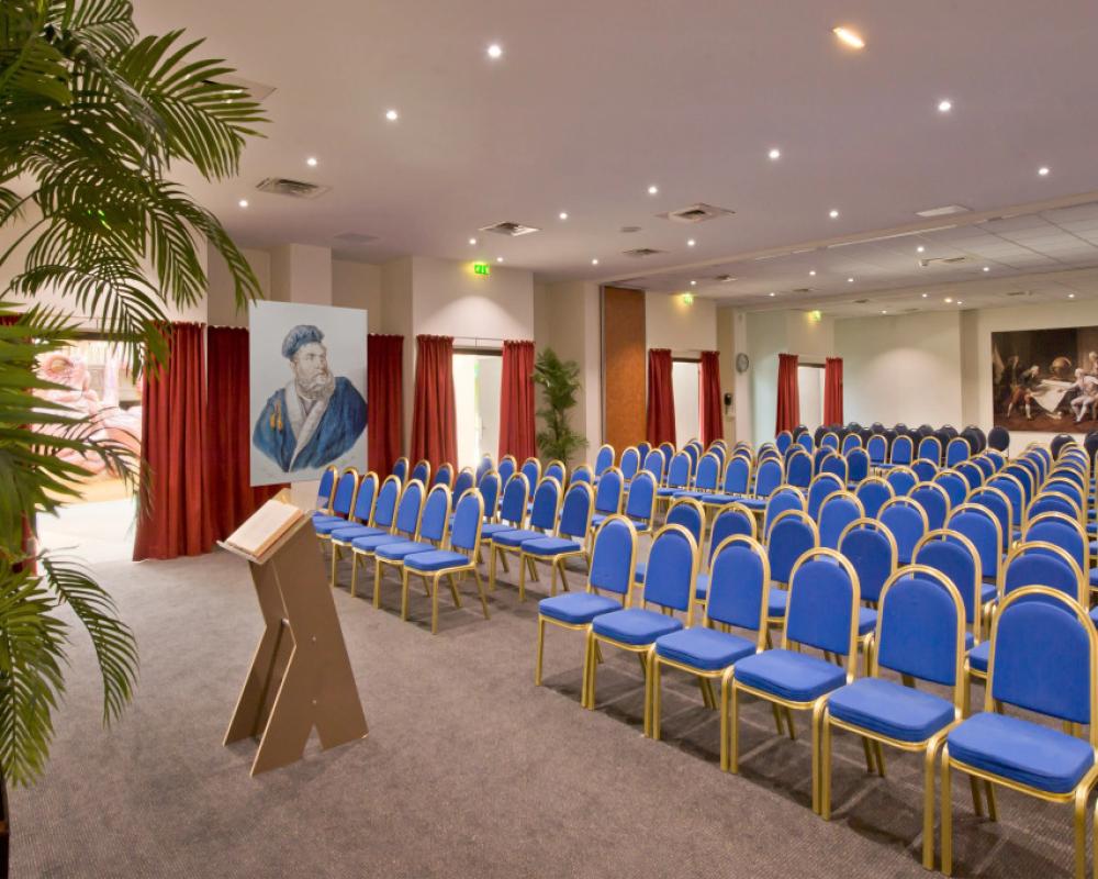 фото Explorers Hotel