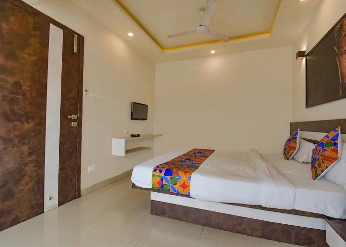 Fabhotel Royce Studio Apartments