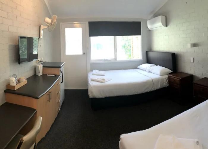 Bateau Bay Hotel