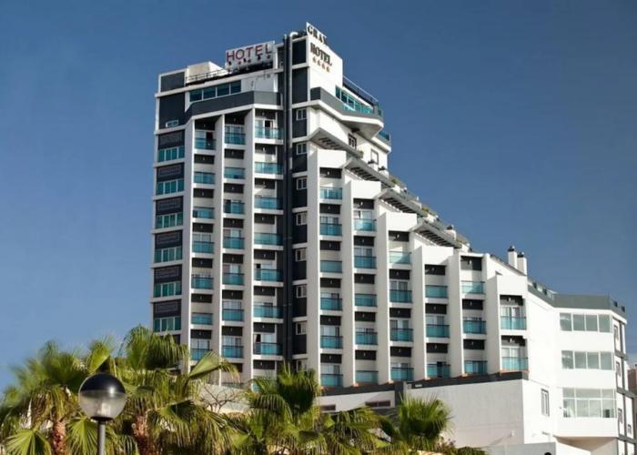 Hotel La Familia Gallo Rojo