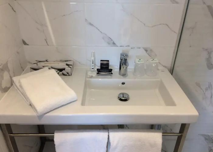 Brit Hotel Confort Loches