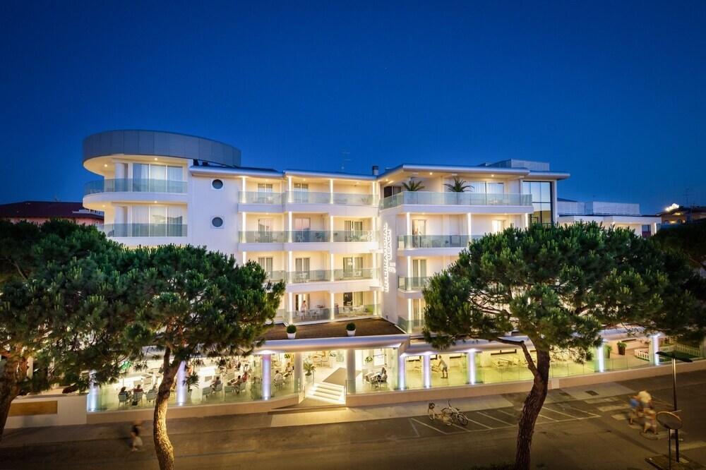 International Beach Hotel