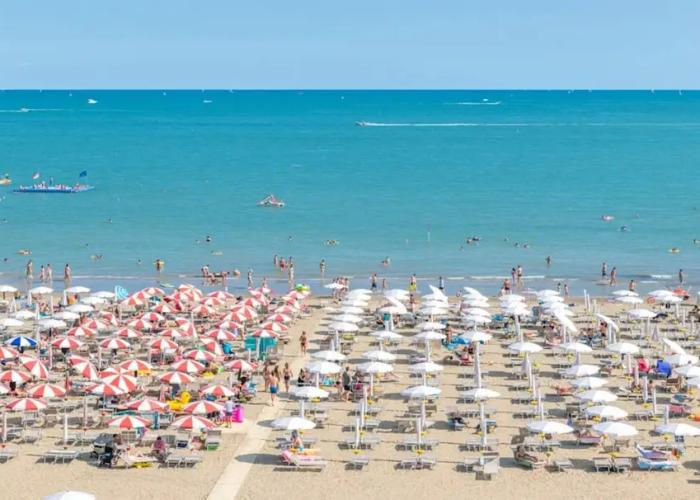 Spacious Apartment Close to the Beach - Beahost