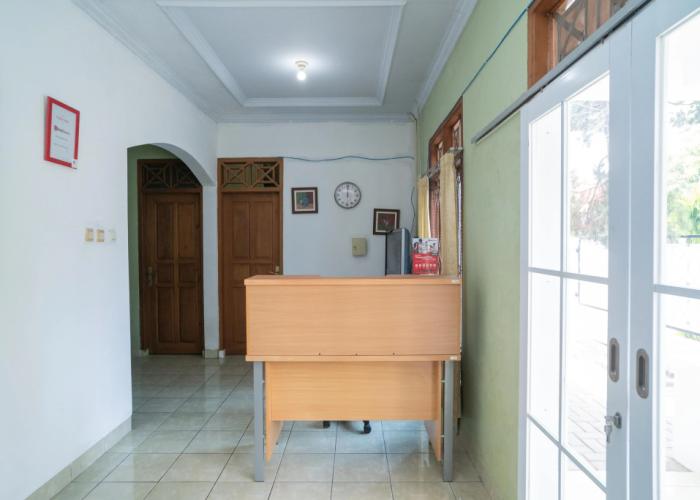 RedDoorz Near Bundaran Ciceri