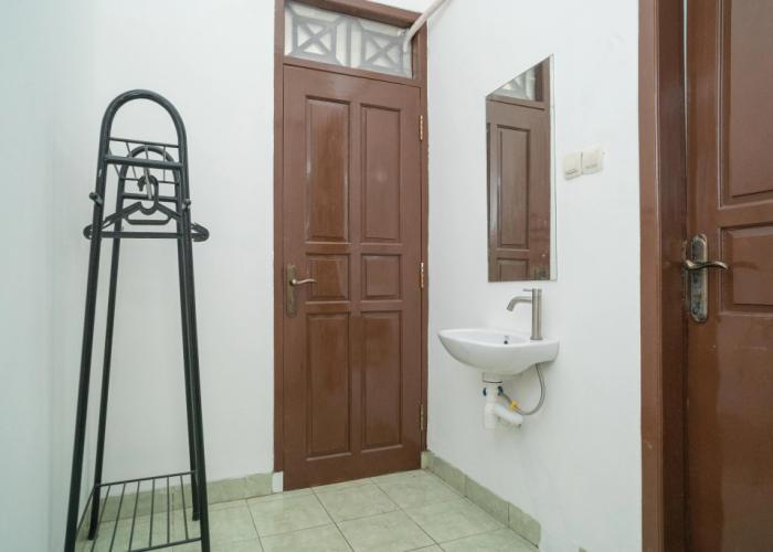 RedDoorz Near Bundaran Ciceri