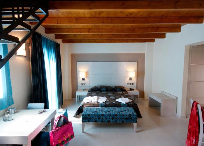 Theros Hotel