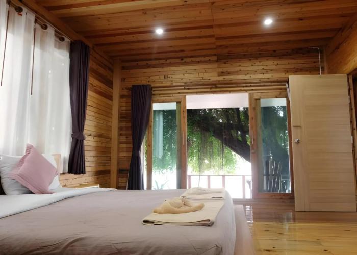 Check In & Chill Out Laem Sok Pier