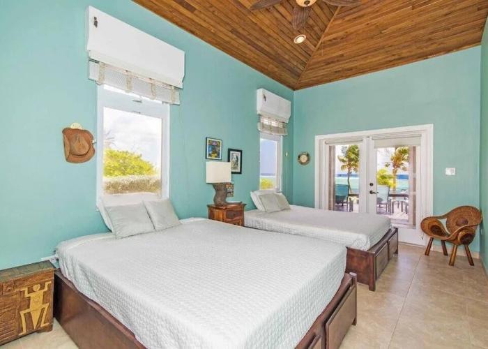 Peaceful Ocean Front Beach House in Bodden Town