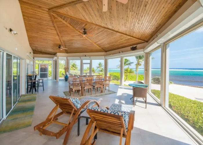 Peaceful Ocean Front Beach House in Bodden Town