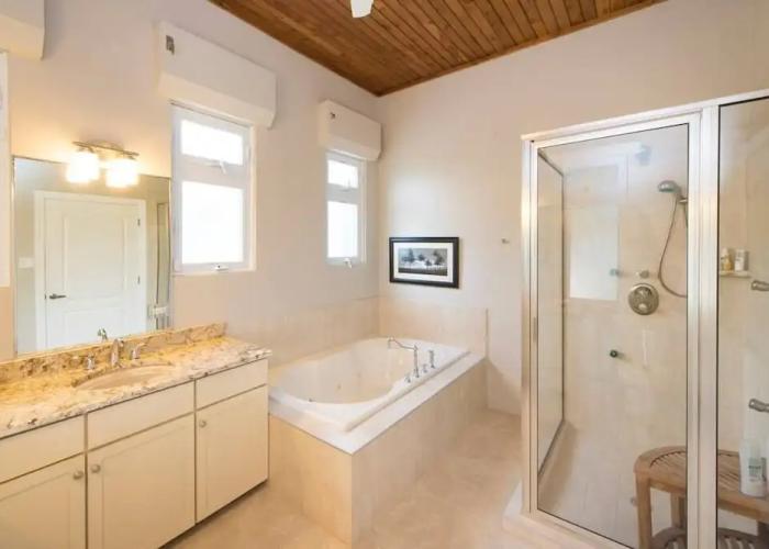 Peaceful Ocean Front Beach House in Bodden Town