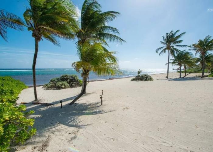 Peaceful Ocean Front Beach House in Bodden Town