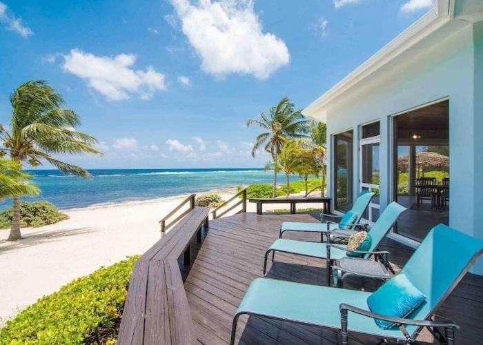 Peaceful Ocean Front Beach House in Bodden Town